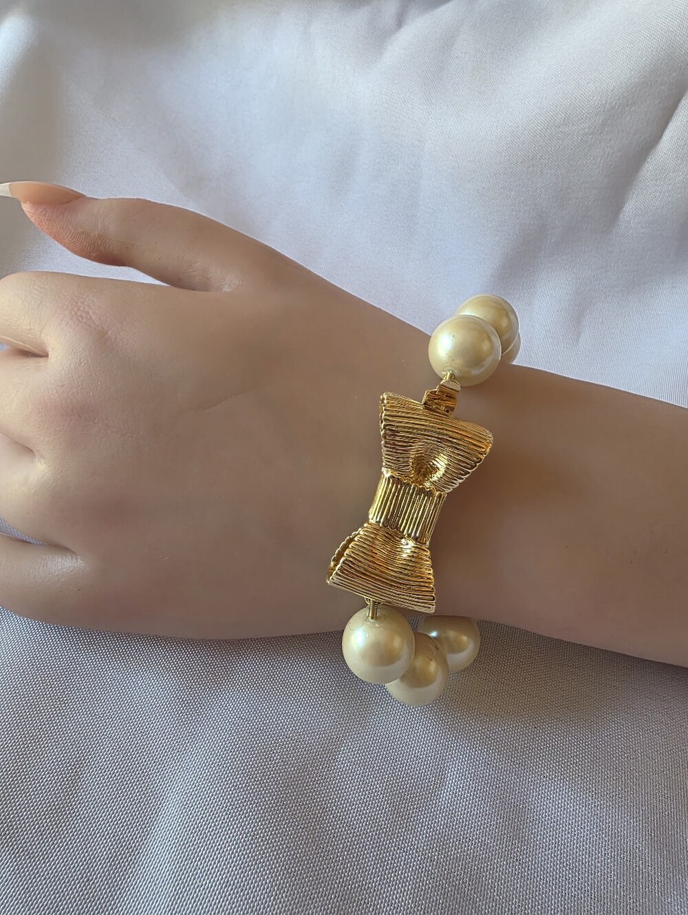 Kate Spade All Wrapped Up In Pearls Gold Tone Bow Bracelet Glass Pearls - Picture 1 of 9
